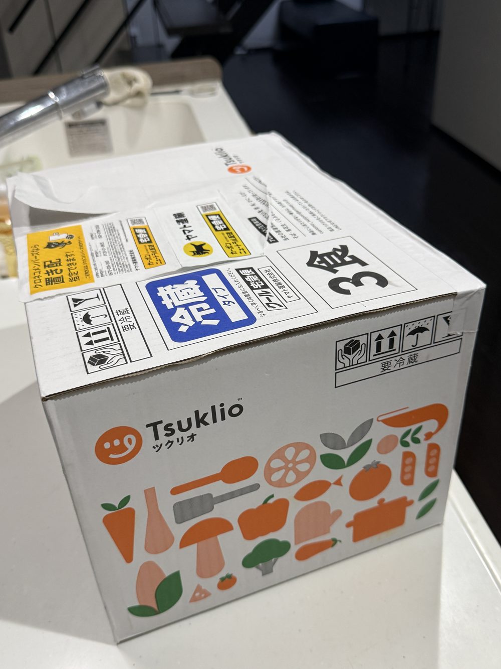 ツクリオの箱。クール宅急便・3食・要冷蔵のシールが貼られている